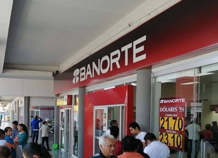 Asaltan a policía auxiliar tras retirar 60 mil pesos en Plaza Oaxaca