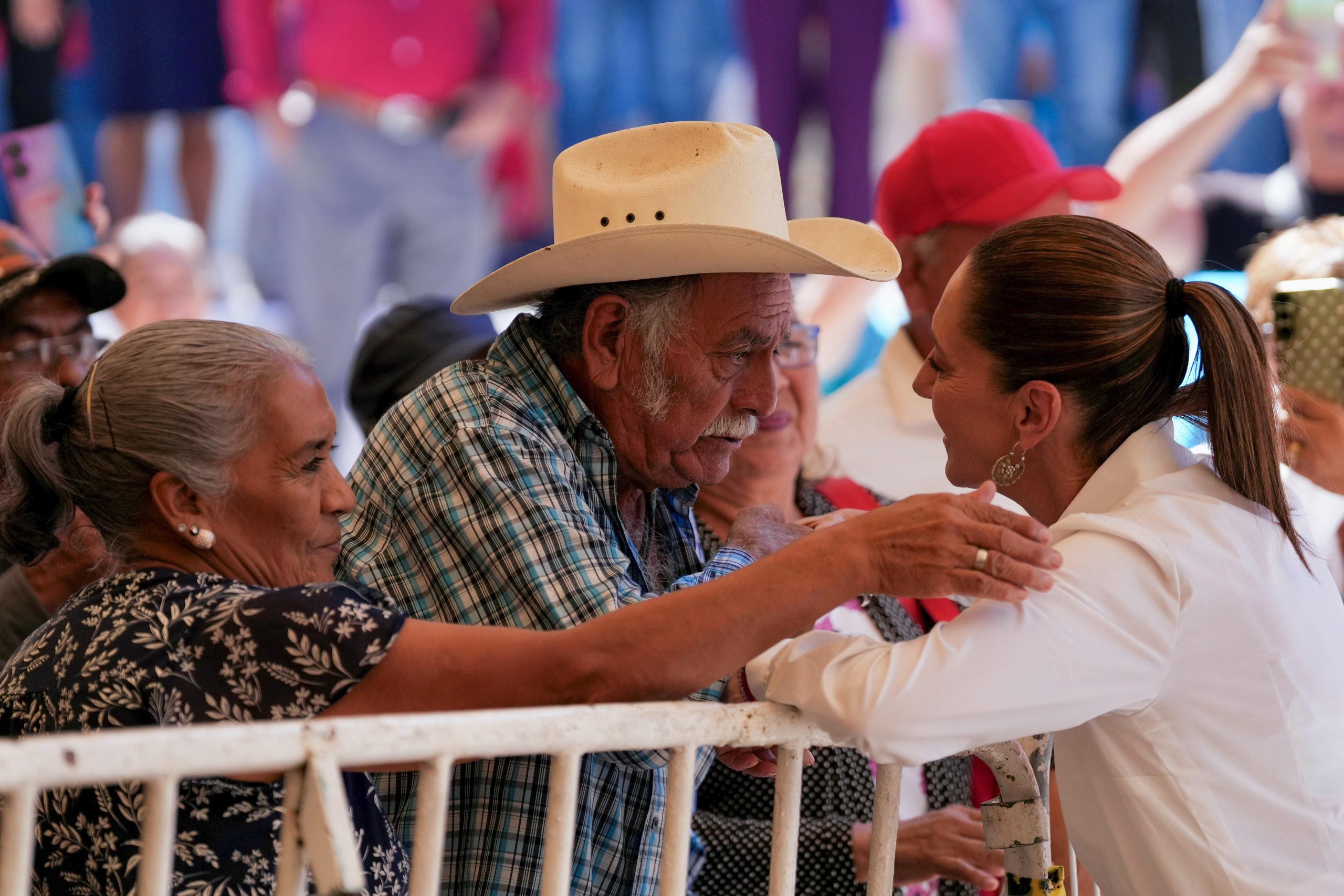 Presidenta Claudia Sheinbaum entrega 510 escrituras y constancias de reducción en Tepic, Nayarit
