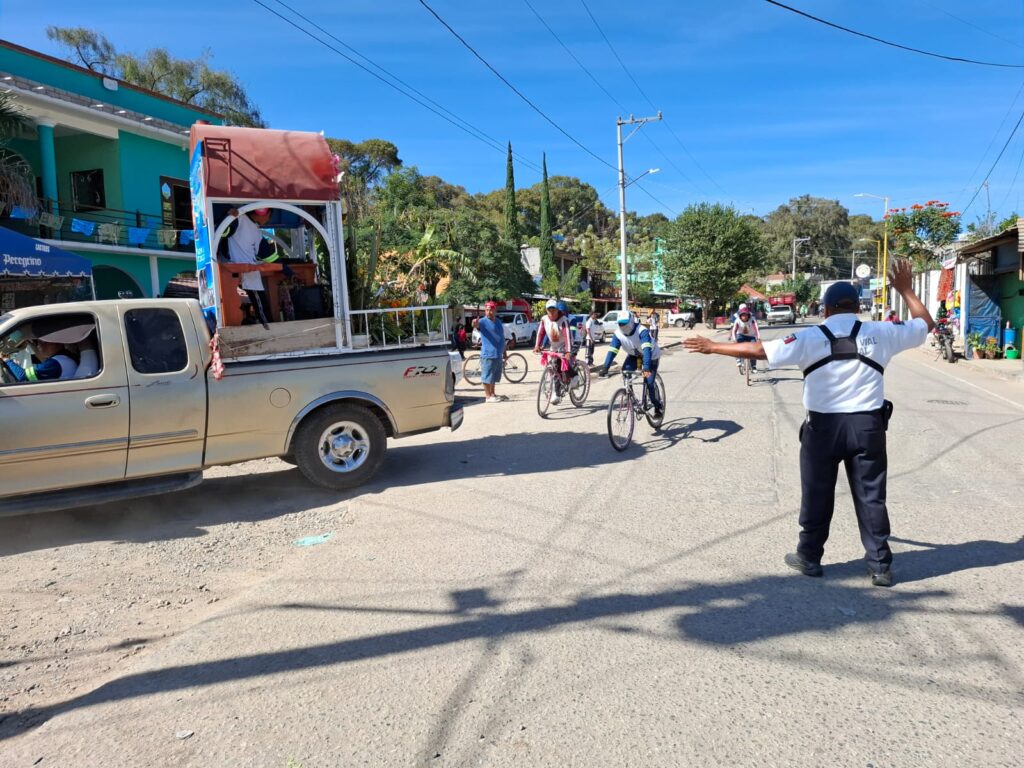 Refuerza Policía Vial vigilancia por llegada de peregrinos a Juquila