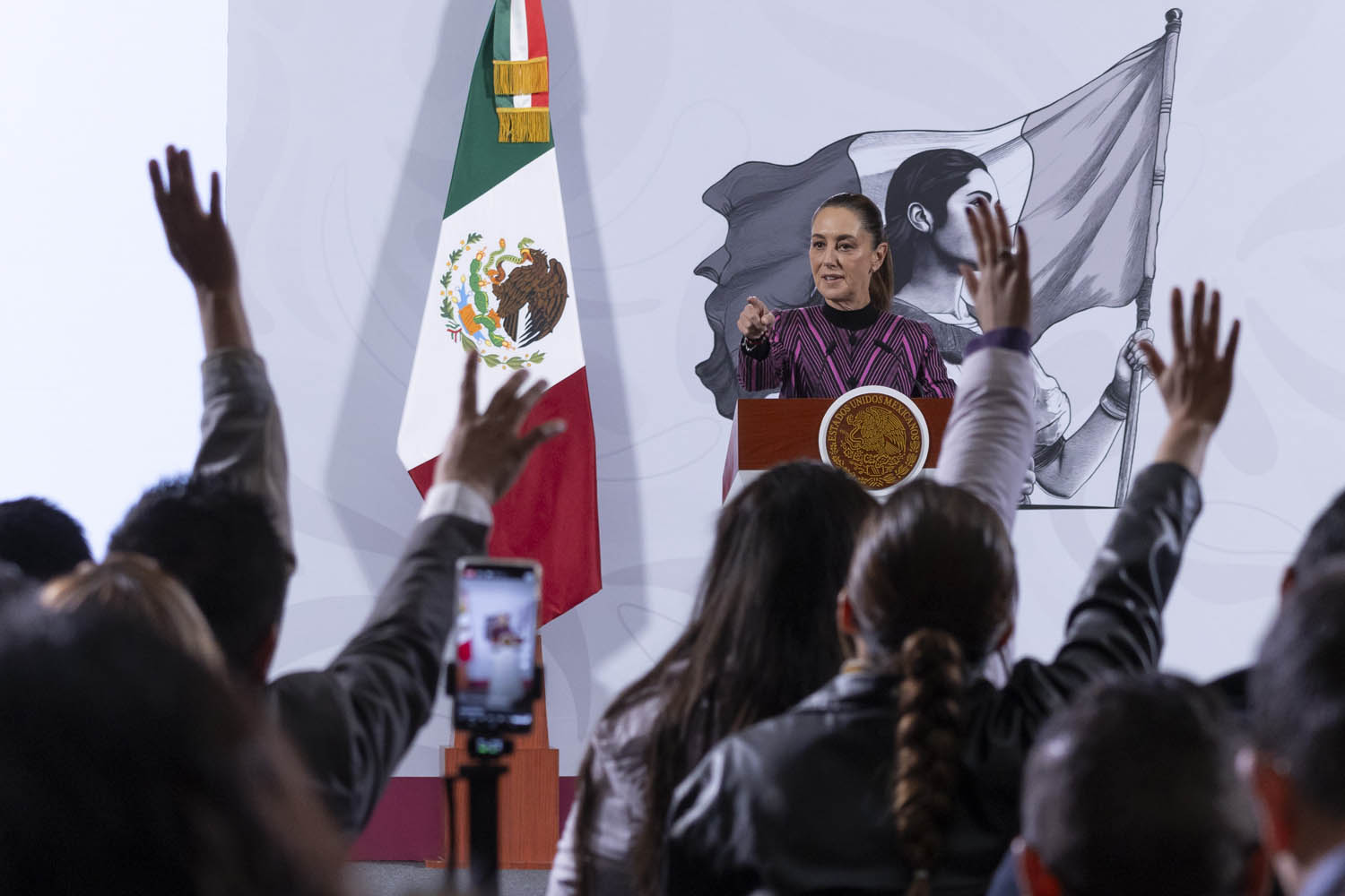 Denuncia Sheinbaum machismo en críticas y reafirma firmeza de su gobierno
