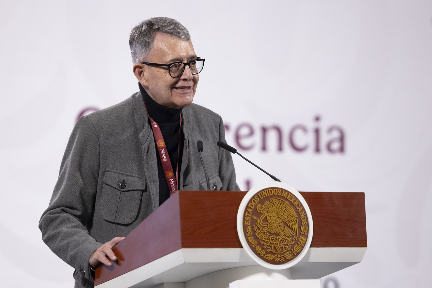 Instalan seis nuevas heroínas indígenas frente al Museo de Antropología