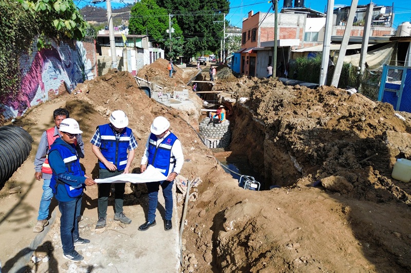 Avanza Soapa con la rehabilitación de la red sanitaria de San Martín Mexicapam