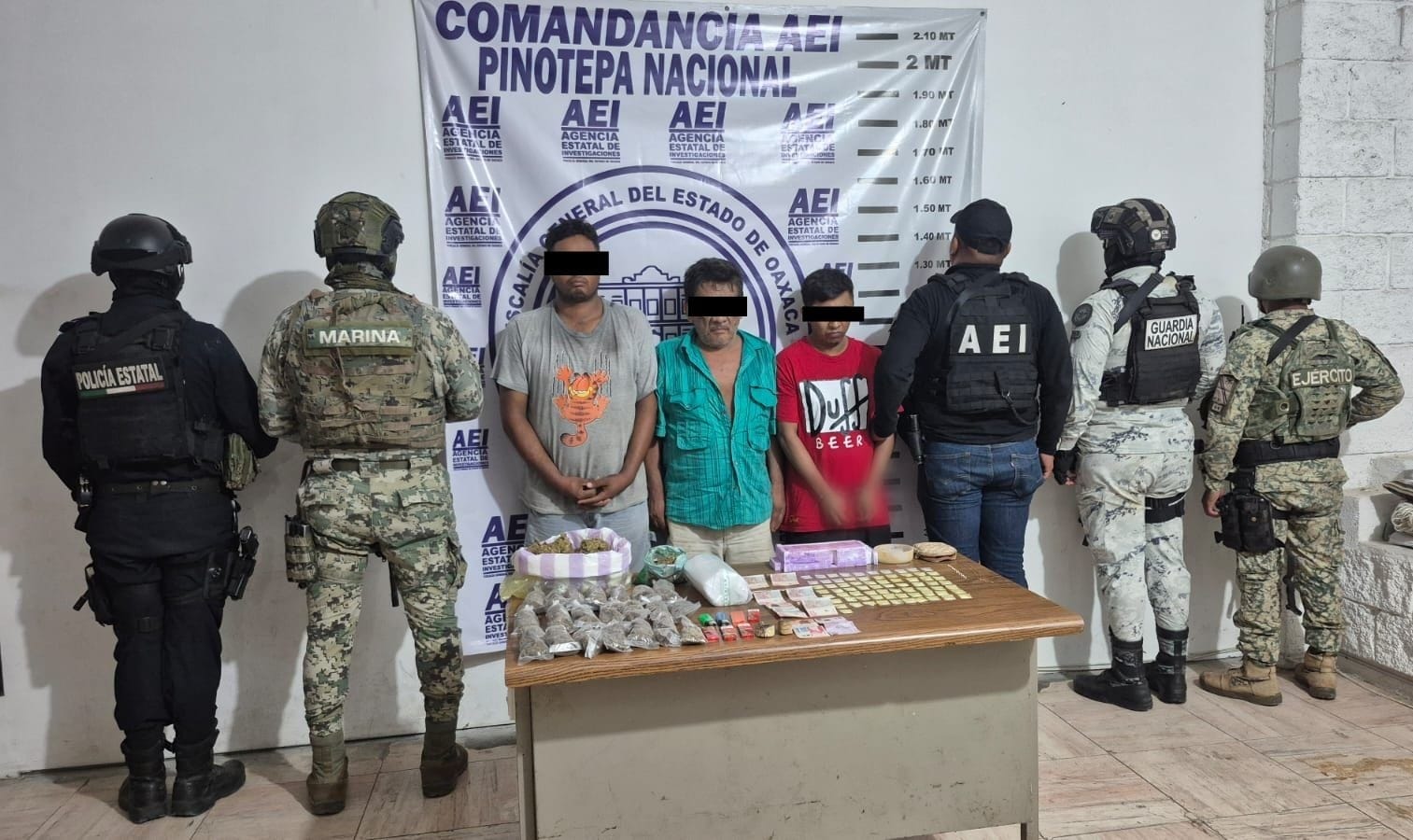Realizan cateos simultáneos en puntos de narcomenudeo en Pinotepa Nacional: detienen a tres, aseguran drogas y dinero en efectivo