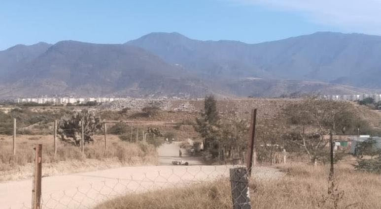 Localizan a una persona sin vida en el camino a Ciudad Yagul; presentaba heridas de arma de fuego