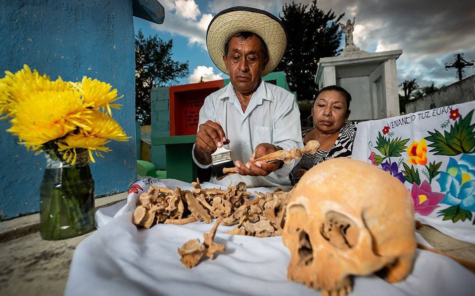 Descubre la tradición de ‘llorar al hueso’ en Día de Muertos