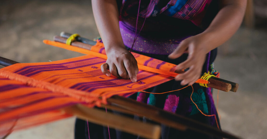 Impulsan artesanos zapotecas renovación textil en Oaxaca