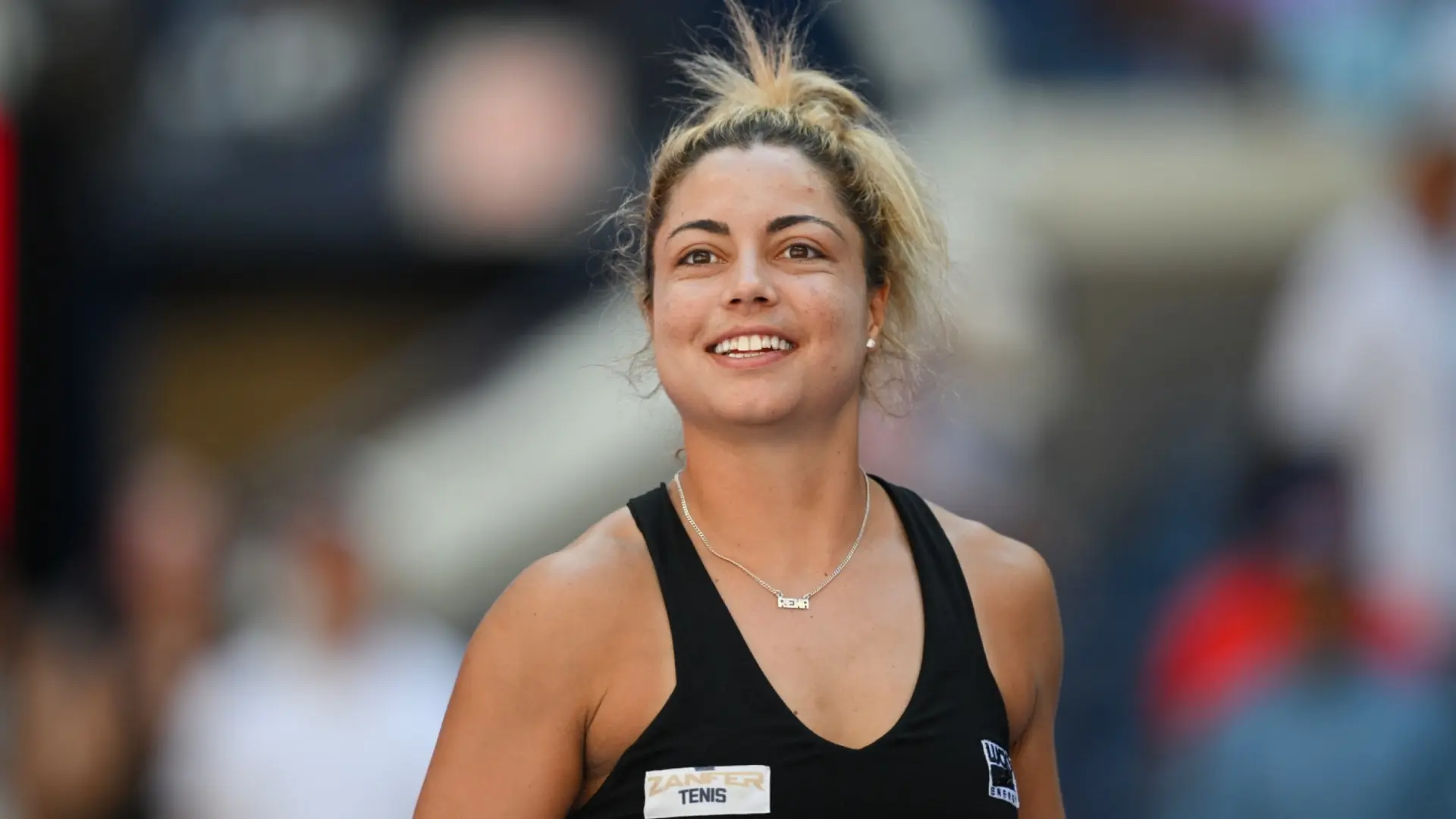 Renata Zarazúa conquista Austin y responde con trofeo a haters