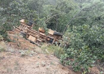 Volcadura de autobús en carretera a San Felipe Tejalápam deja varios lesionados