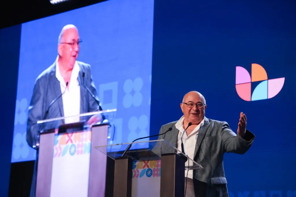 Recibe Alejandro Robles el Galeón 2025 por liderazgo en conservación marina