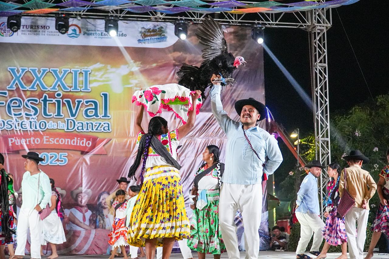 Impulsa Gobierno de Oaxaca economía e identidad cultural en el XXXII Festival Costeño de la Danza