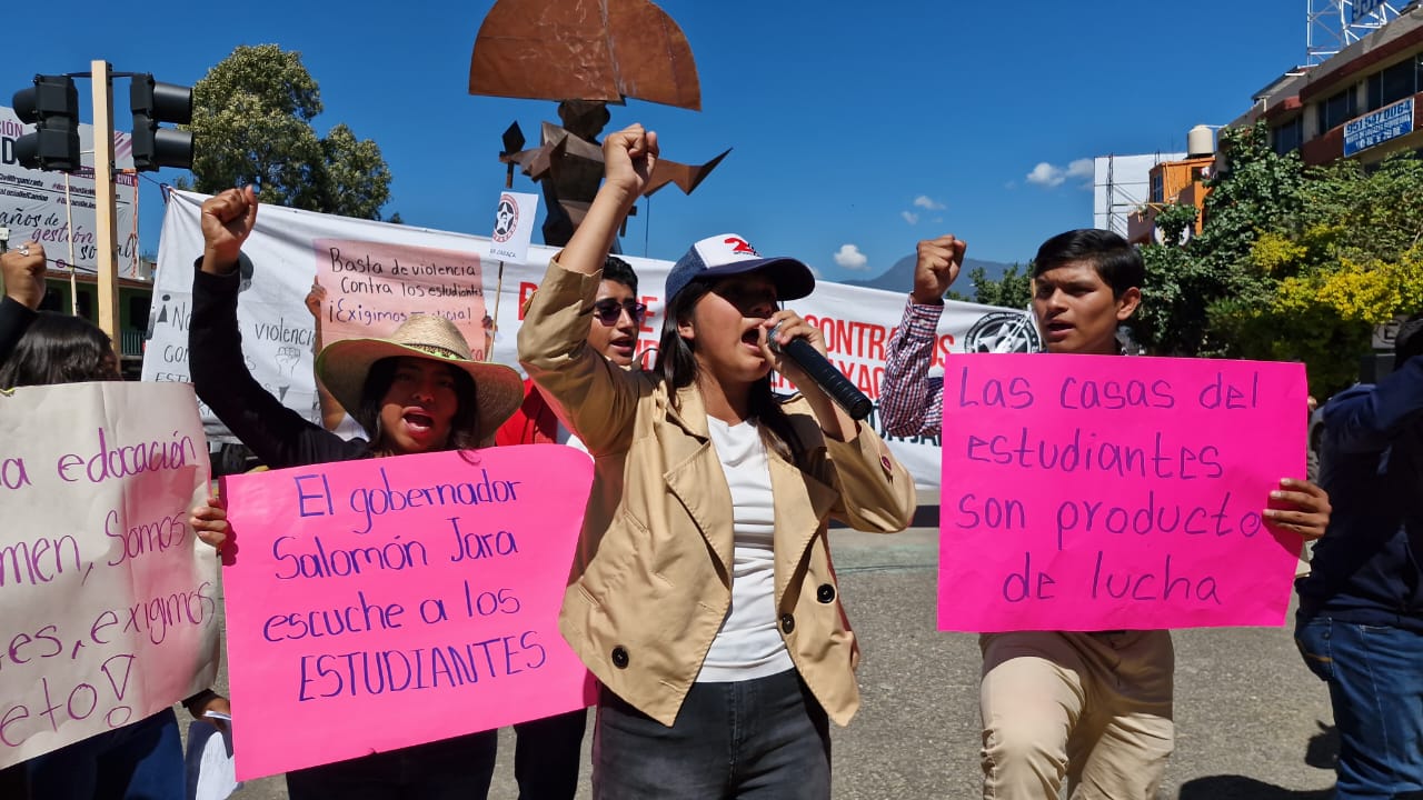 Protestan estudiantes de FNERRR Cinco Señores por desalojos en albergues