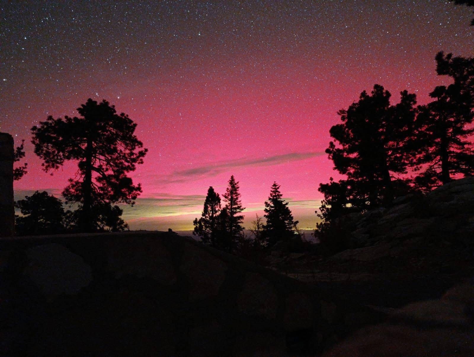 Auroras boreales iluminan el cielo mexicano tras tormenta solar G4