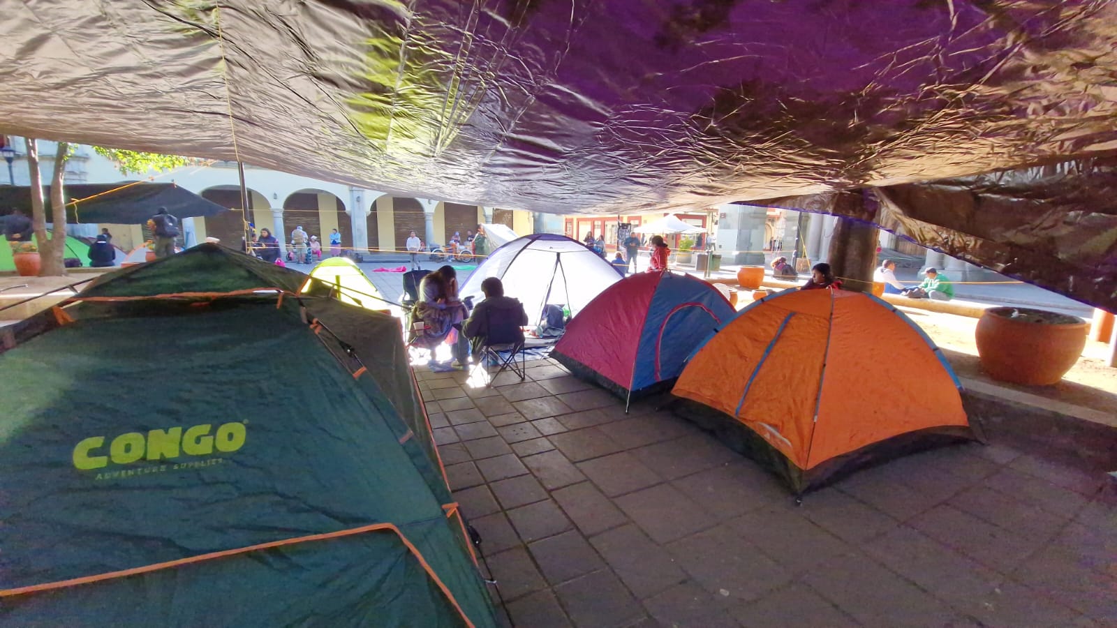 Instala Sección 22 plantón en el Zócalo y bloquean accesos a centros comerciales y carreteras