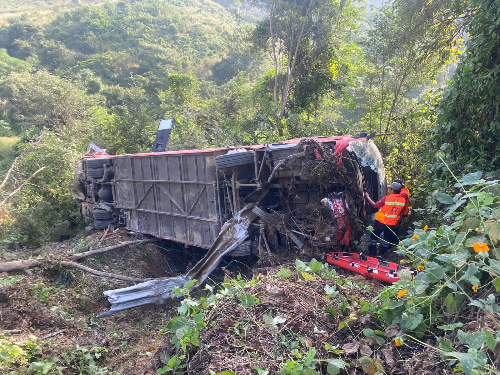 Un muerto y al menos 10 heridos deja brutal choque entre autobús y tráiler en la autopista a la Costa