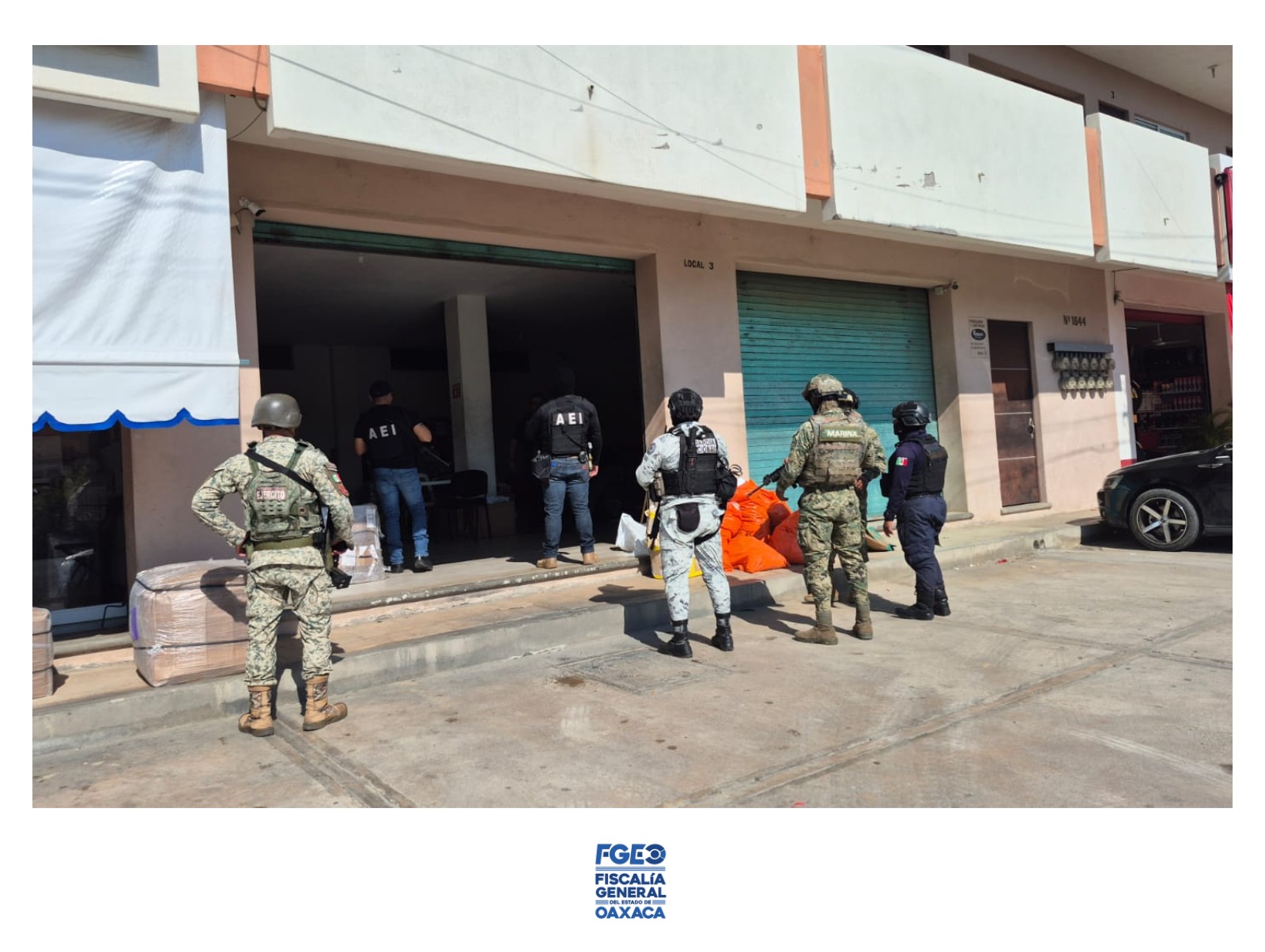 Cateo en establecimiento de paquetería permite asegurar paquete con cocaína, marihuana y cristal en Pinotepa Nacional