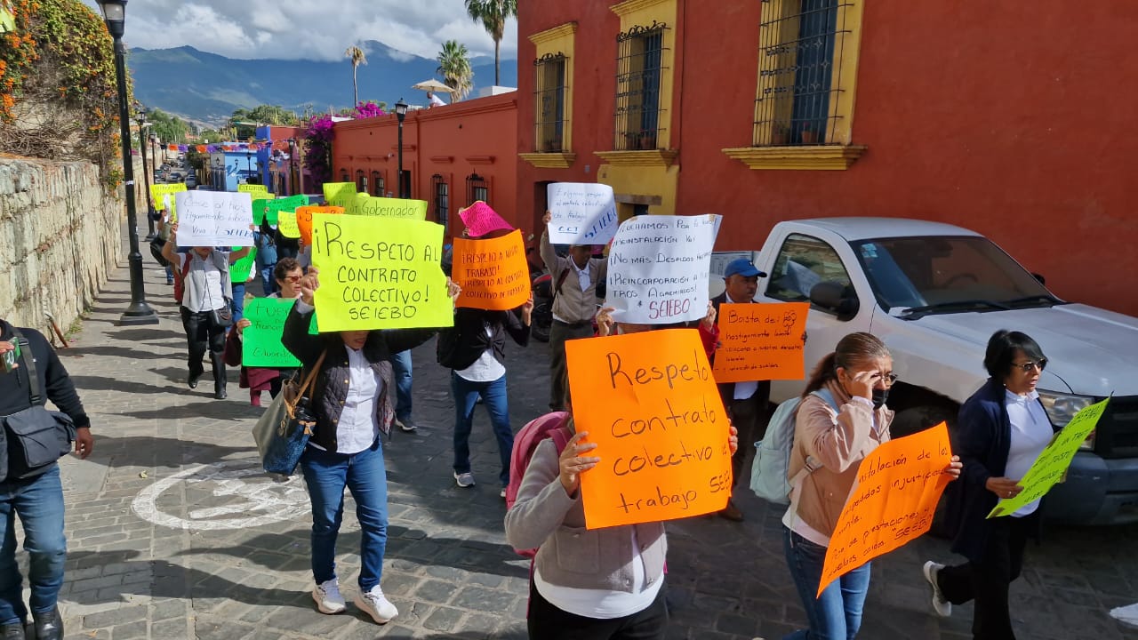 Con marcha exigen docentes del SEIEBO atención a su pliego petitorio