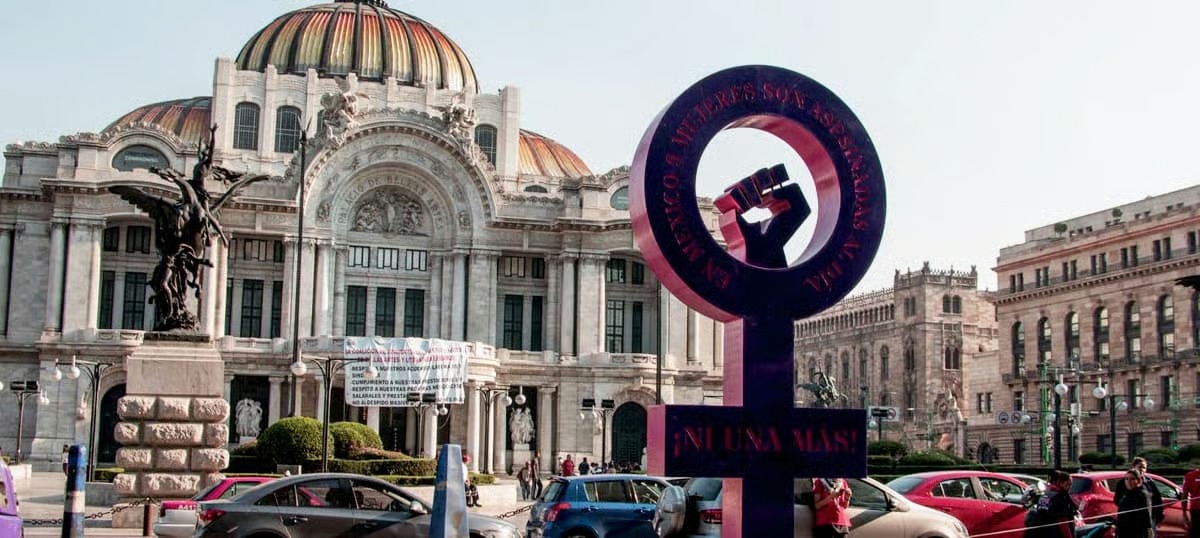 Colocan ofrenda feminista en Antimonumenta por víctimas de feminicidios y desapariciones