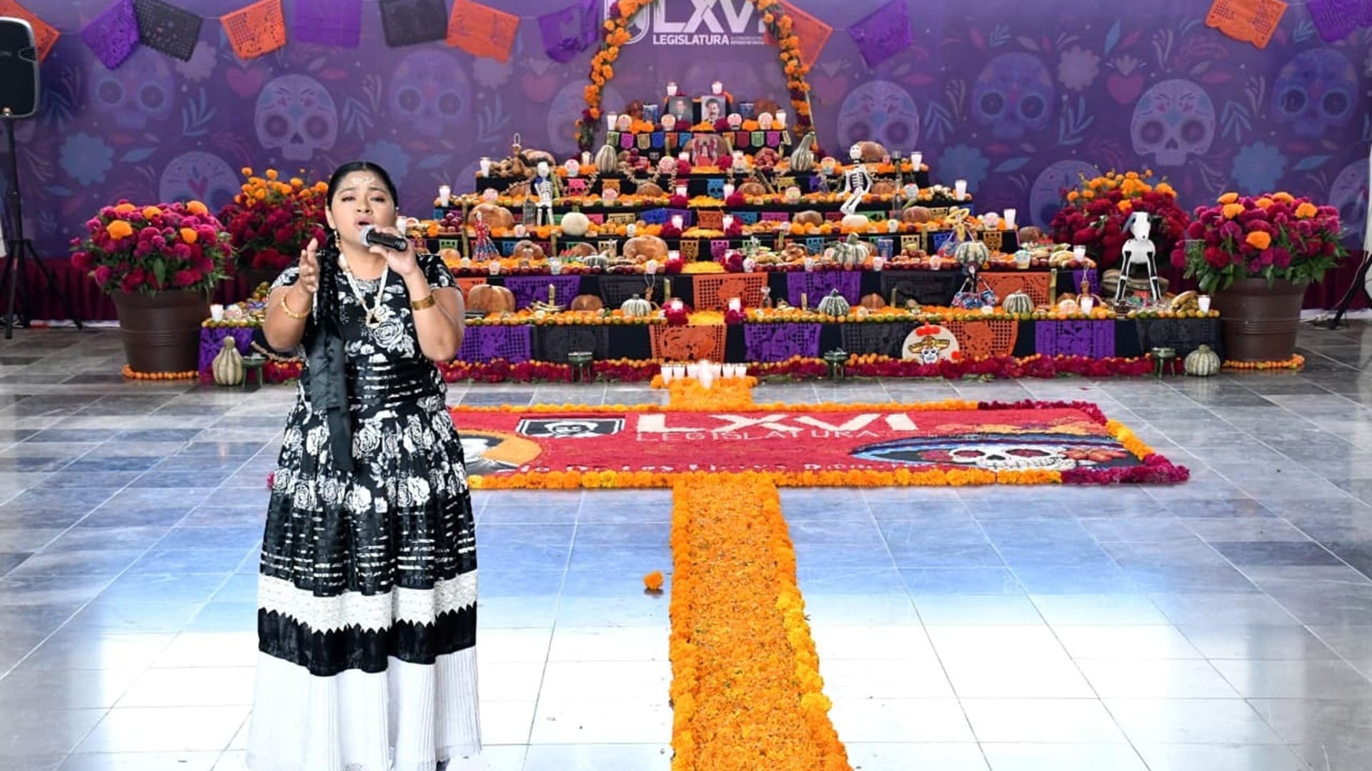 Instalan 31 ofrendas en el Zócalo de Oaxaca para honrar tradiciones de Día de Muertos