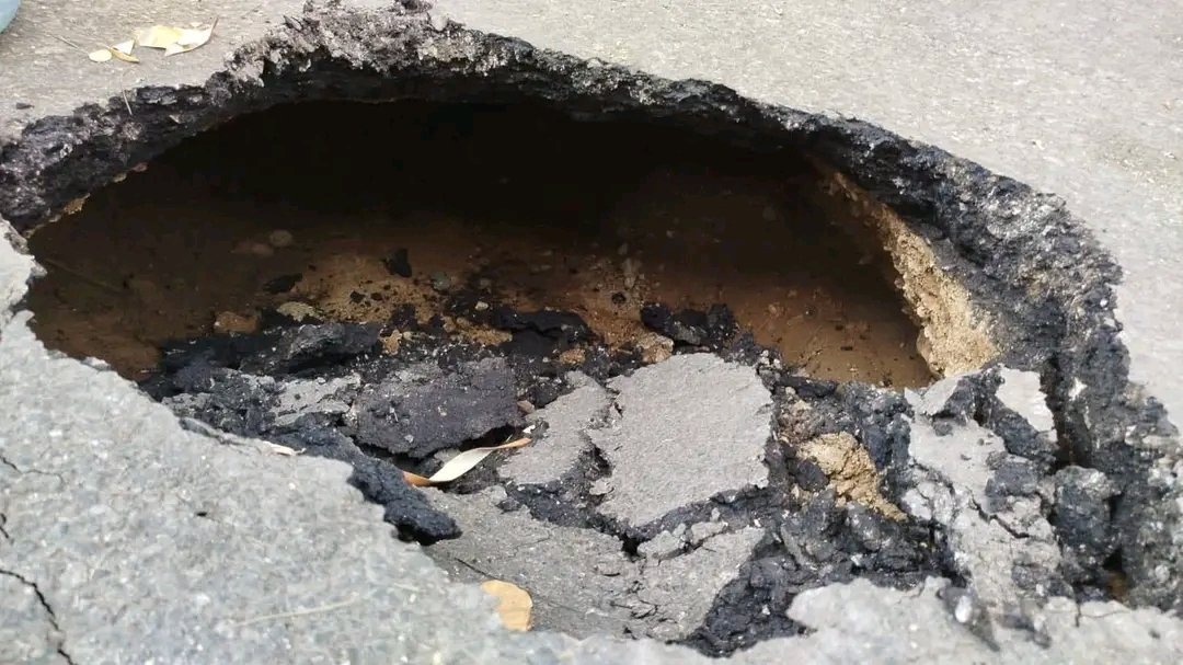 Denuncian vecinos socavón en el centro de la ciudad; piden atención urgente de las autoridades