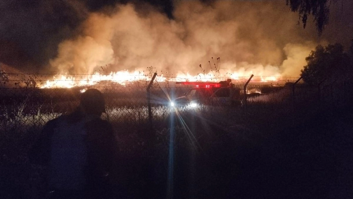 Arde Teotihuacán: llamas devoran pastizales tras la Pirámide de la Luna