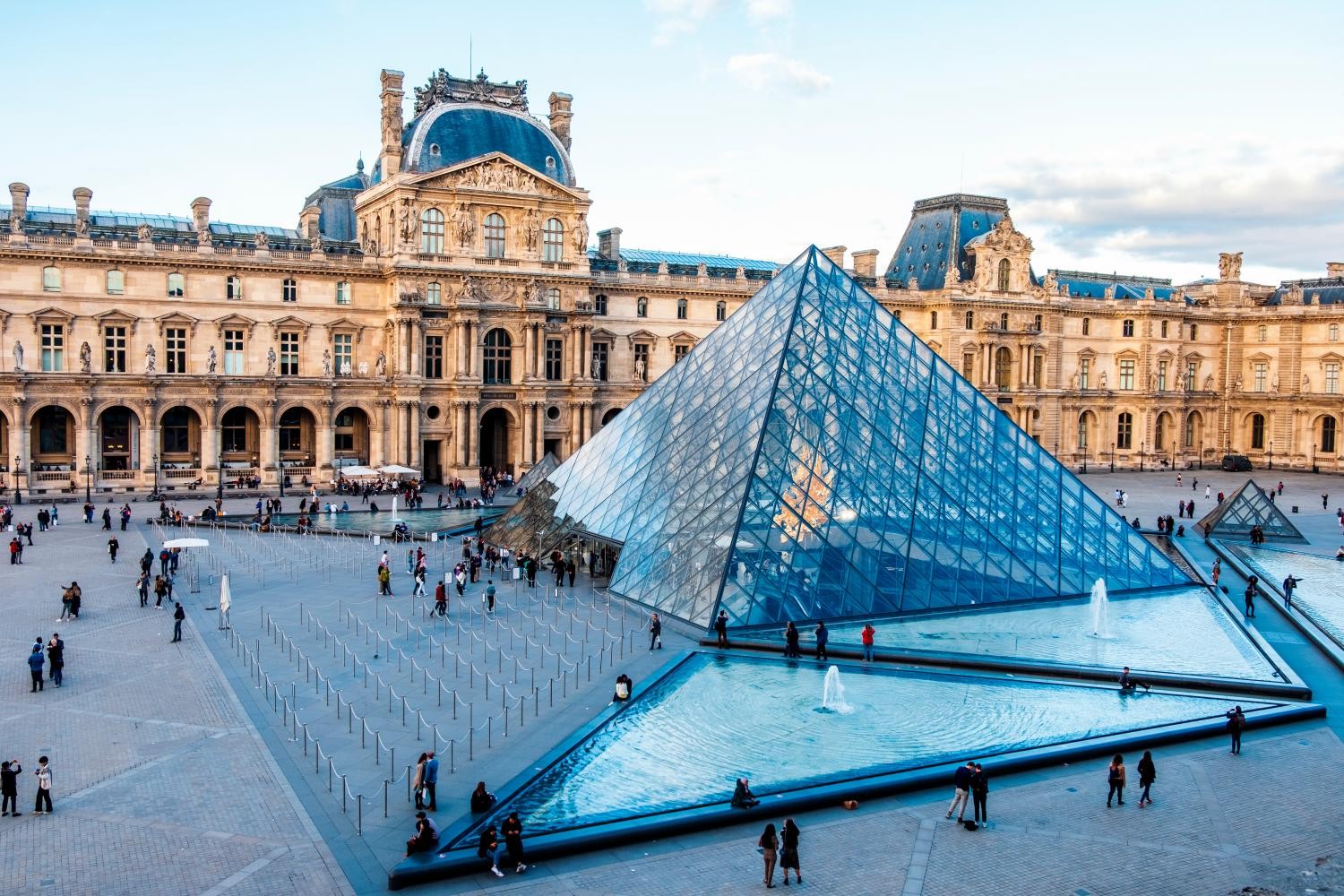 Avanzan investigaciones del atraco millonario en el Museo del Louvre