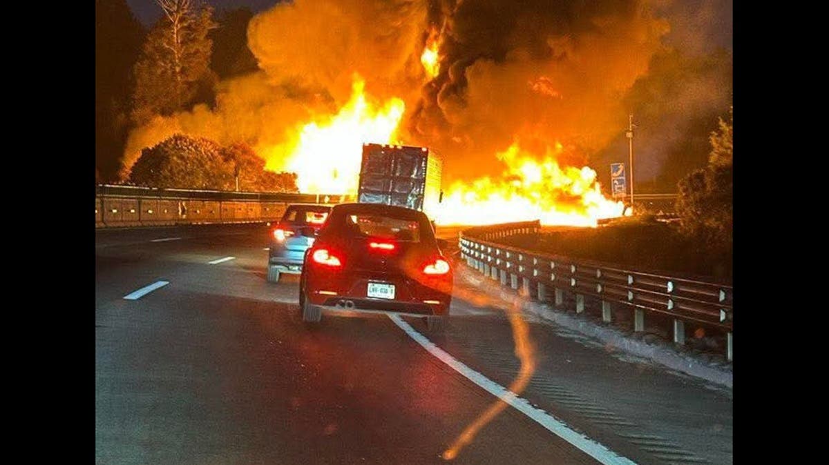 Reabren parcialmente la México-Puebla tras explosión de pipa; buscan al chofer en barranca del Km 48