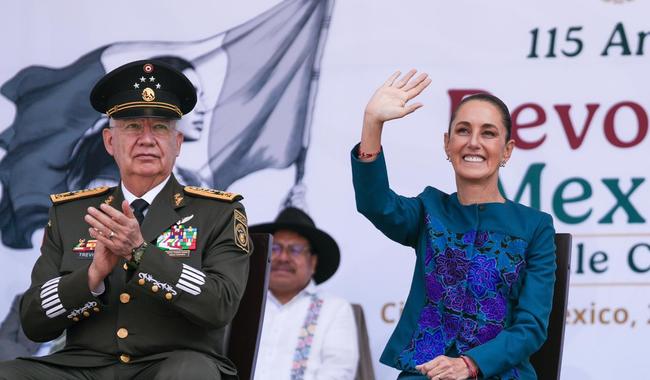 Encabeza Sheinbaum desfile por 115 aniversario de Revolución Mexicana