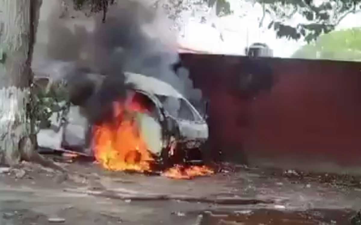 Queman vehículos y desatan caos en Tabasco