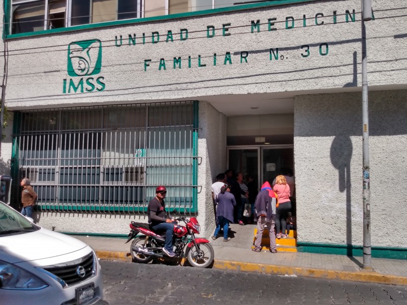 Denuncian derechohabientes ingreso de bebidas alcohólicas a UMF del IMSS en Cuicatlán