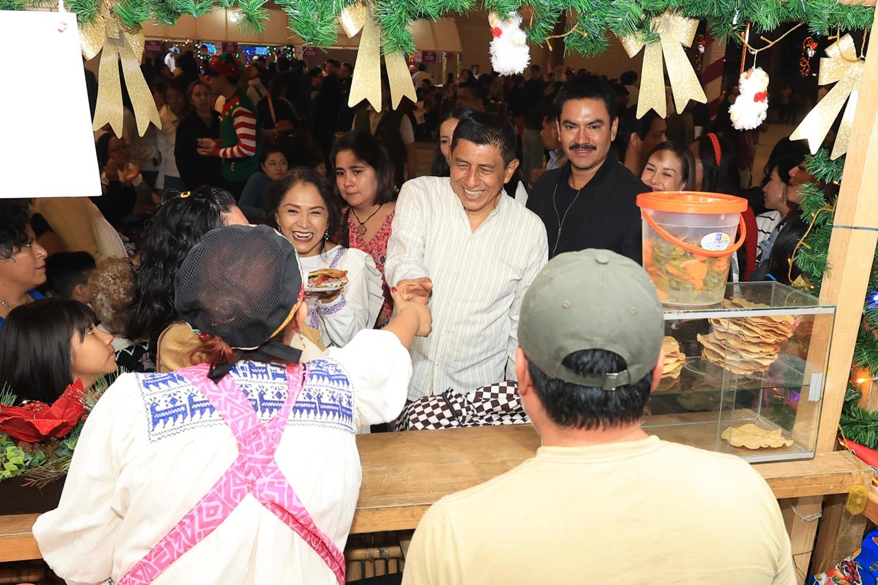 En presencia de 20 mil asistentes, Irma Bolaños y Salomón Jara inauguran el Festival Navideño que fortalece lazos familiares