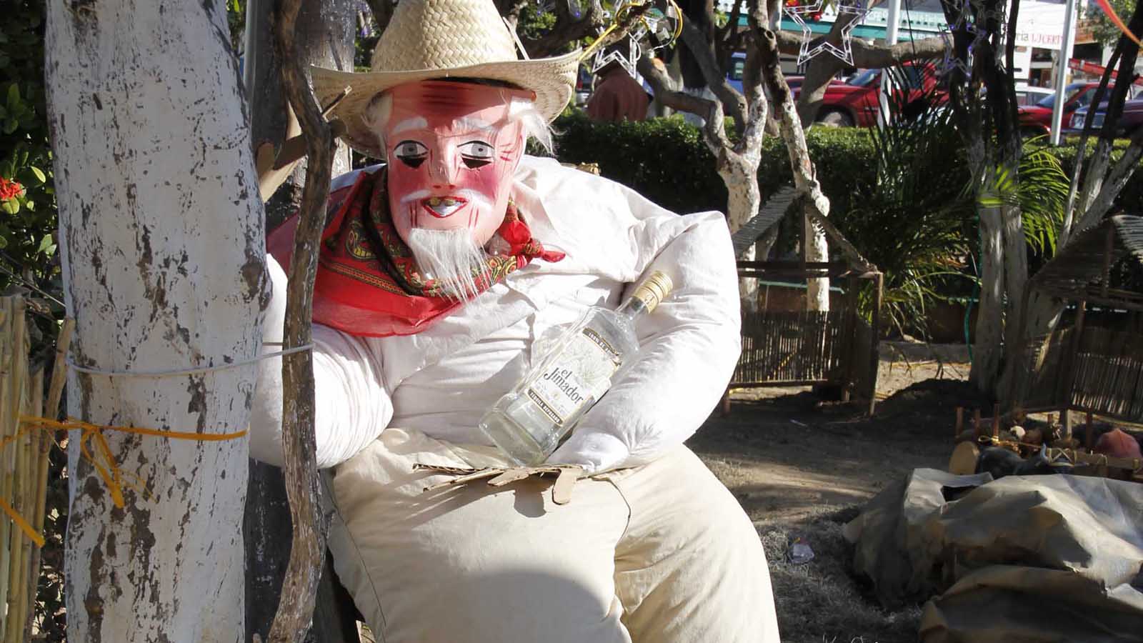 Mantienen oaxaqueños tradición de quemar el Año Viejo en barrios y comunidades