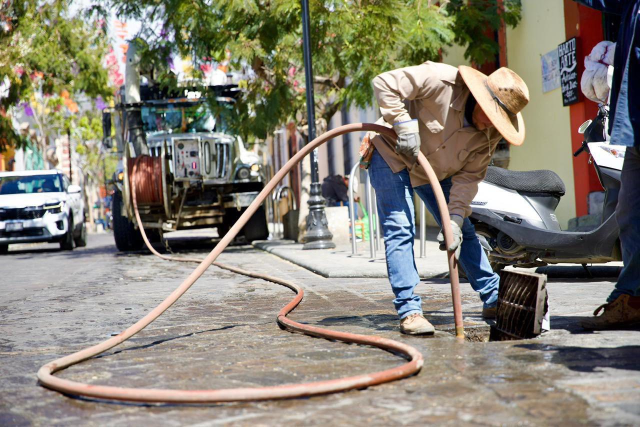 Sanean autoridades red pluvial de García Vigil ante acumulación de grasa y desechos