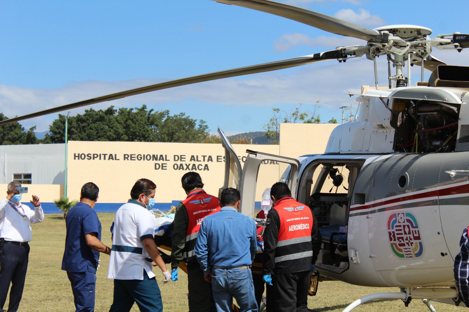 Realizan traslado aéreo de emergencia para paciente lesionado en Santiago Juxtlahuaca