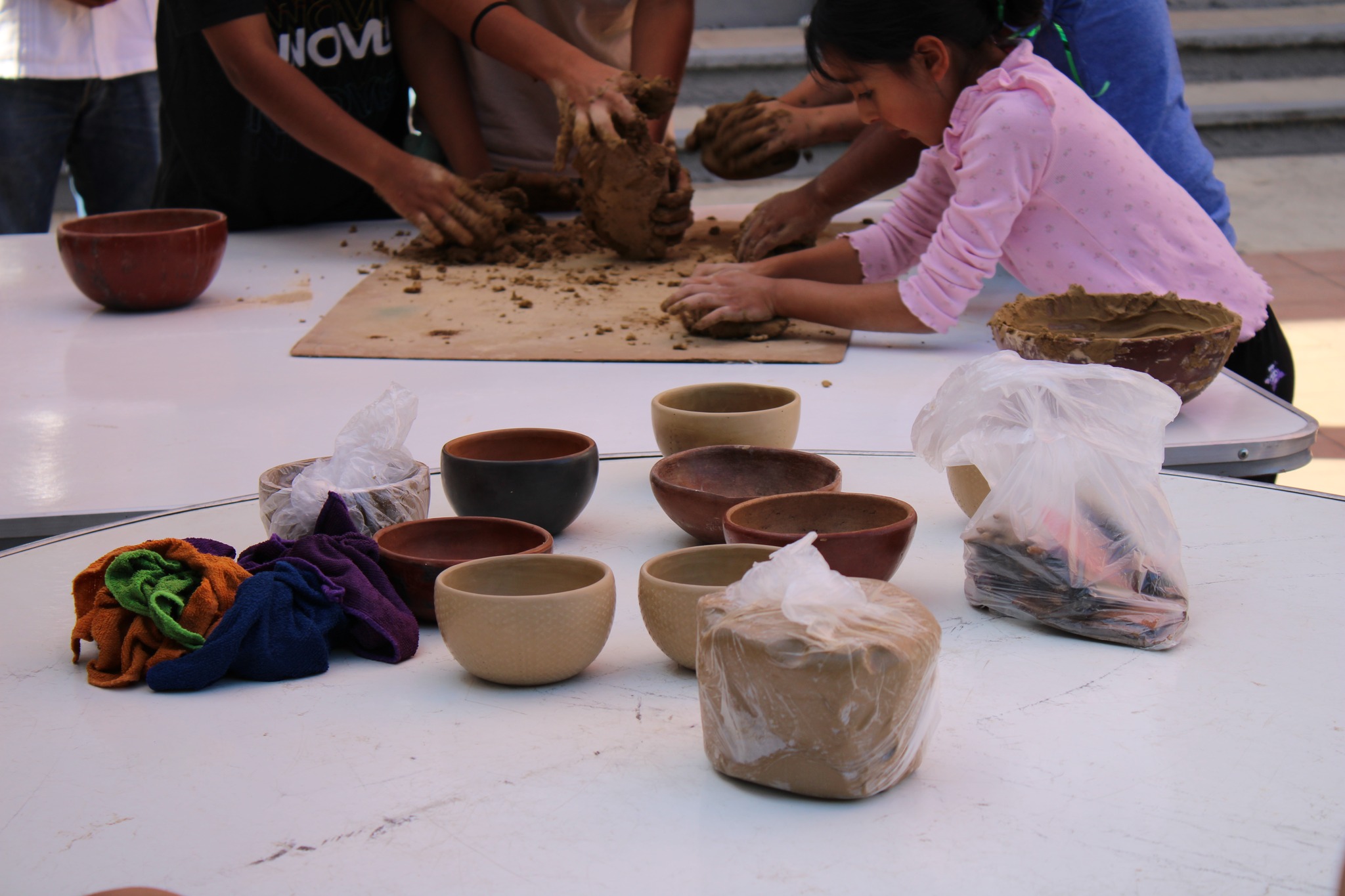 Impulsan la alfarería tradicional en taller de la V Feria del Pan, el Pinole y la Trucha en Ixtlán de Juárez