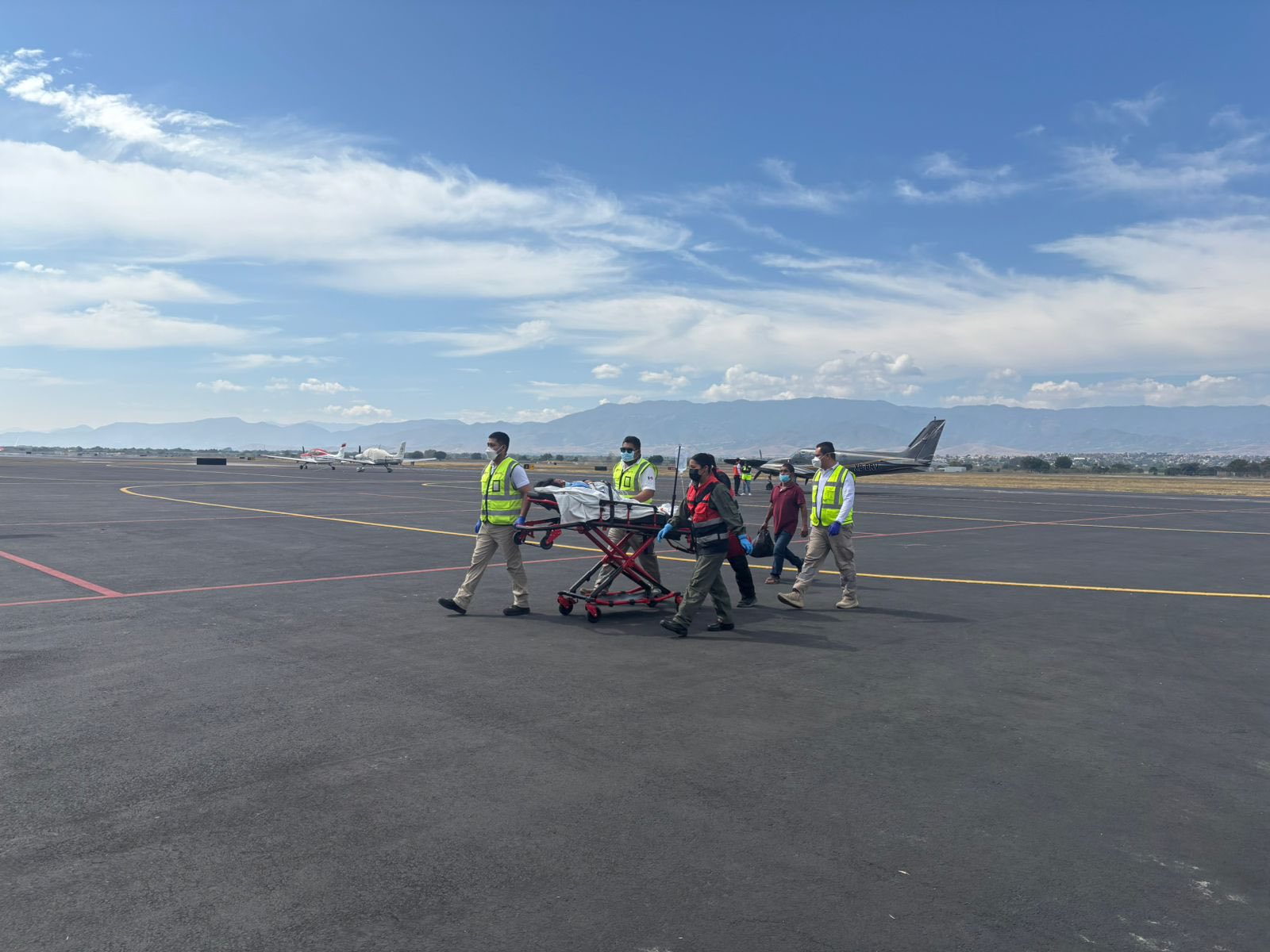 Con traslado aéreo, Gobierno de Oaxaca garantiza atención especializada a mujer embarazada
