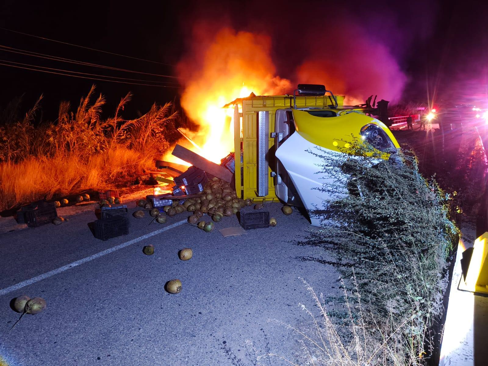 Vuelca camión torton y se incendia en la carretera 175, en San Dionisio Ocotlán