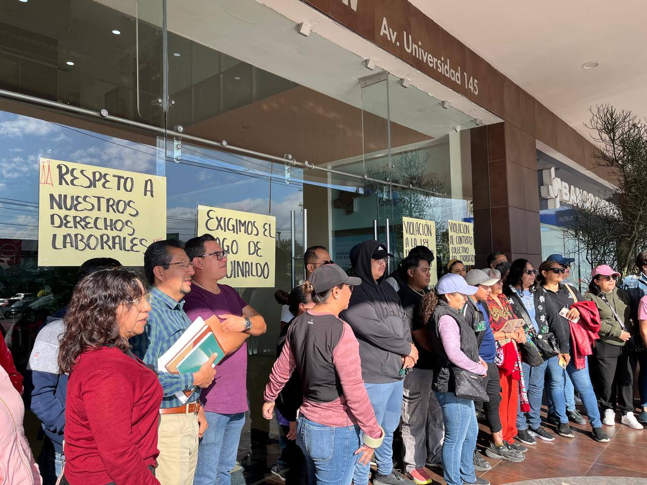 Protestan trabajadores del COBAO por retraso en pago del aguinaldo