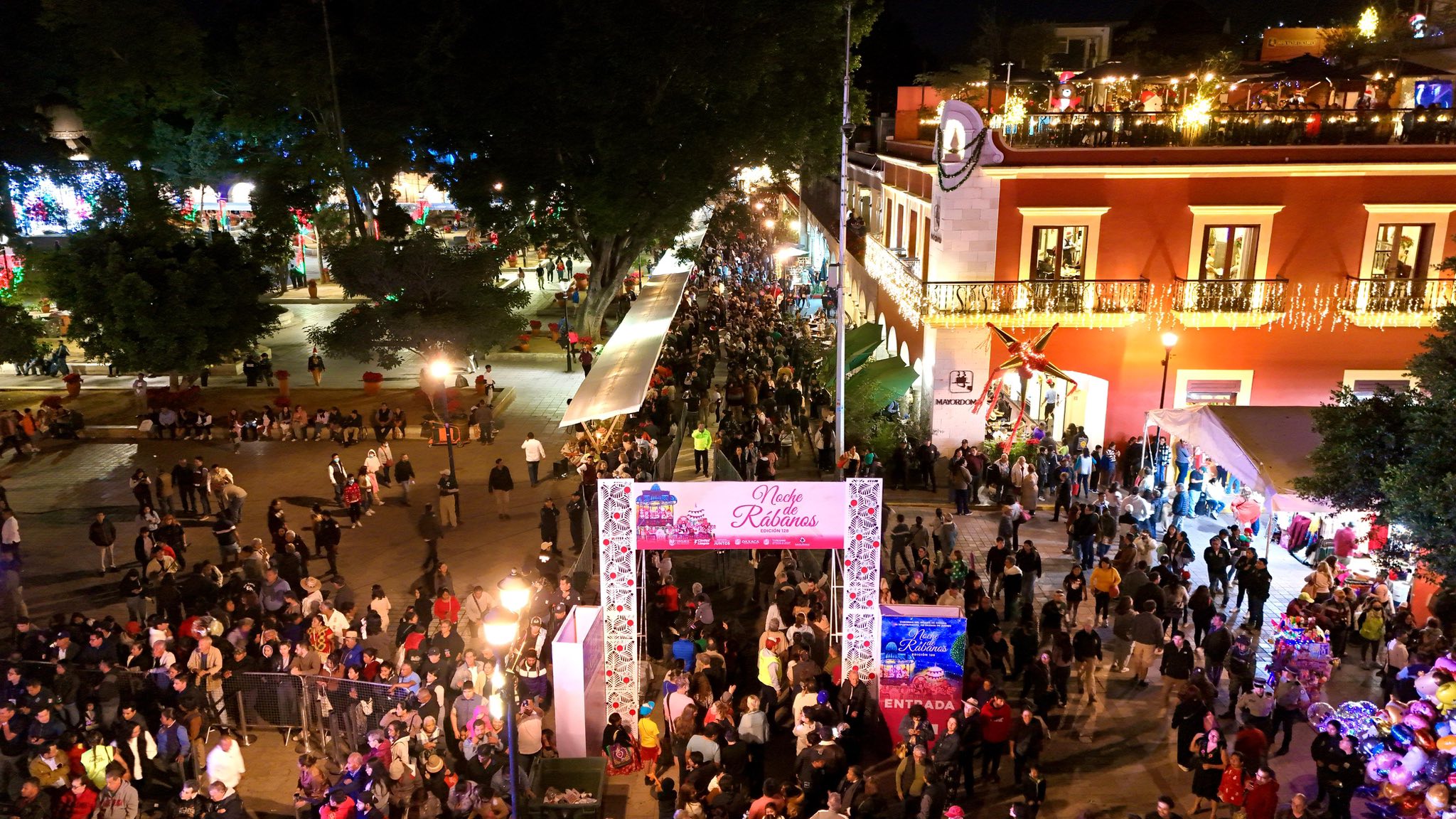 Reúne el Zócalo oaxaqueño a familias y turistas en el último atardecer del año
