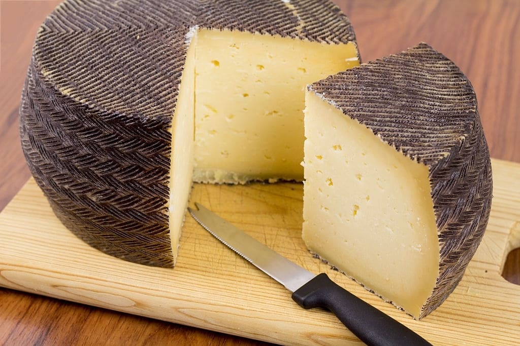 Descubre Profeco engaños en quesos manchego; alerta sobre 29 marcas