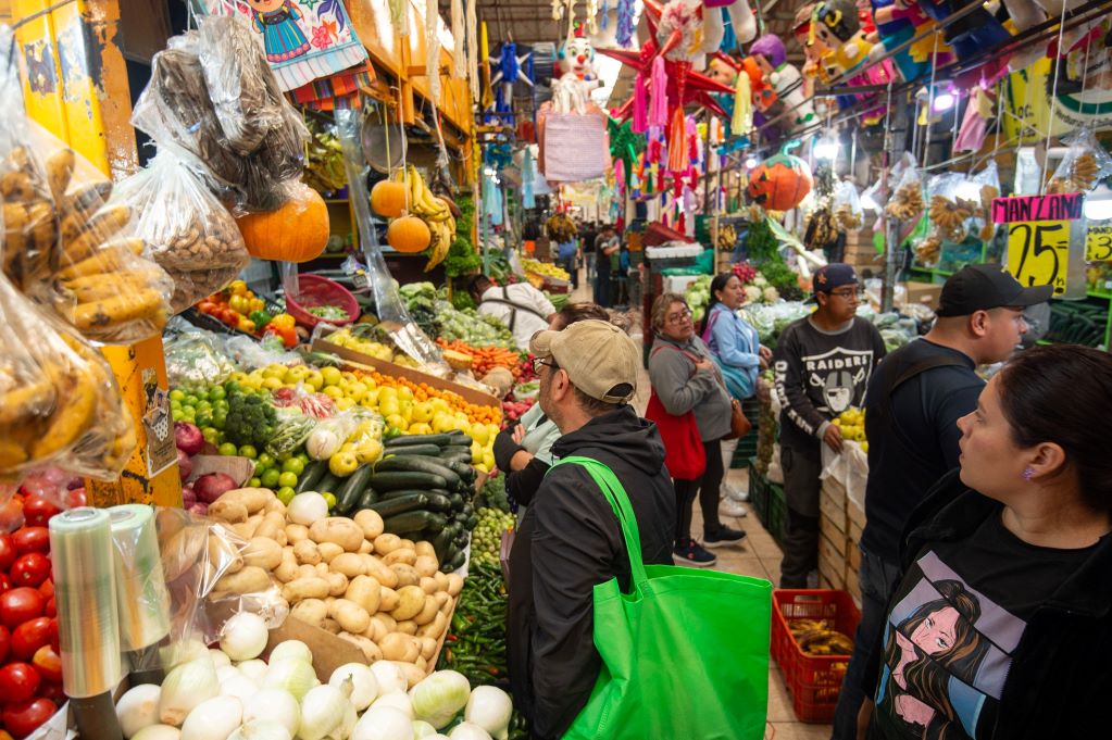 Abarrotan familias mercados oaxaqueños en busca de ingredientes para la cena de Año Nuevo