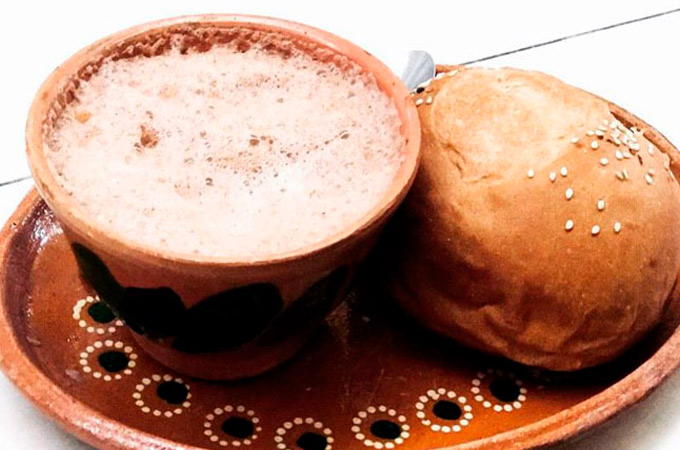 Celebran oaxaqueños el Año Nuevo con chocolate y mezcal en familia