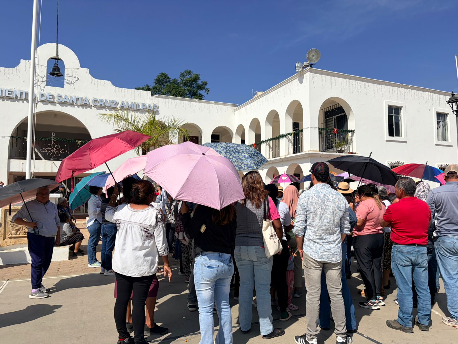 Exigen vecinos de Santa Cruz Amilpas renuncia de su presidente municipal