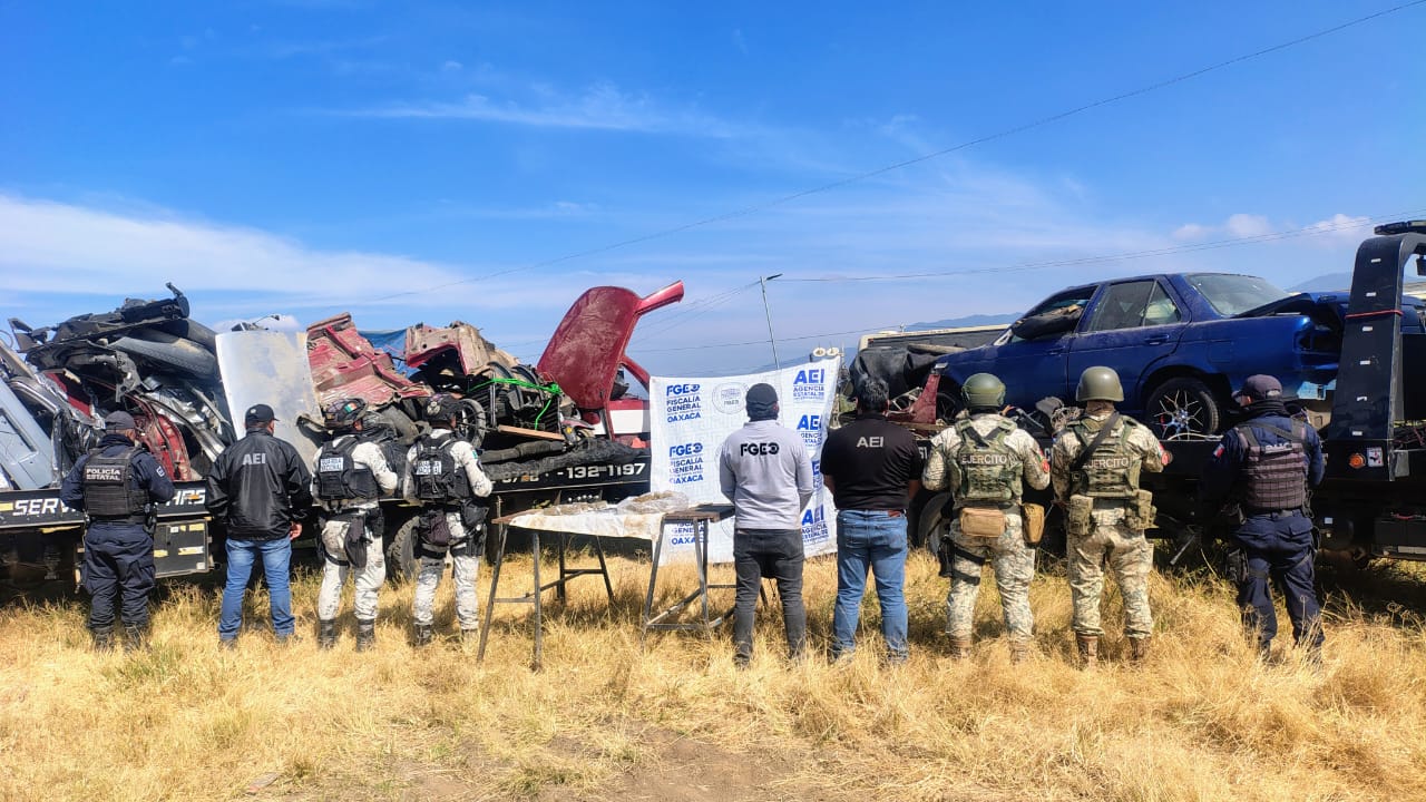 Fiscalía de Oaxaca realiza cateo en deshuesadero, aseguran autopartes y bolsas con drogas en San Andrés Zautla