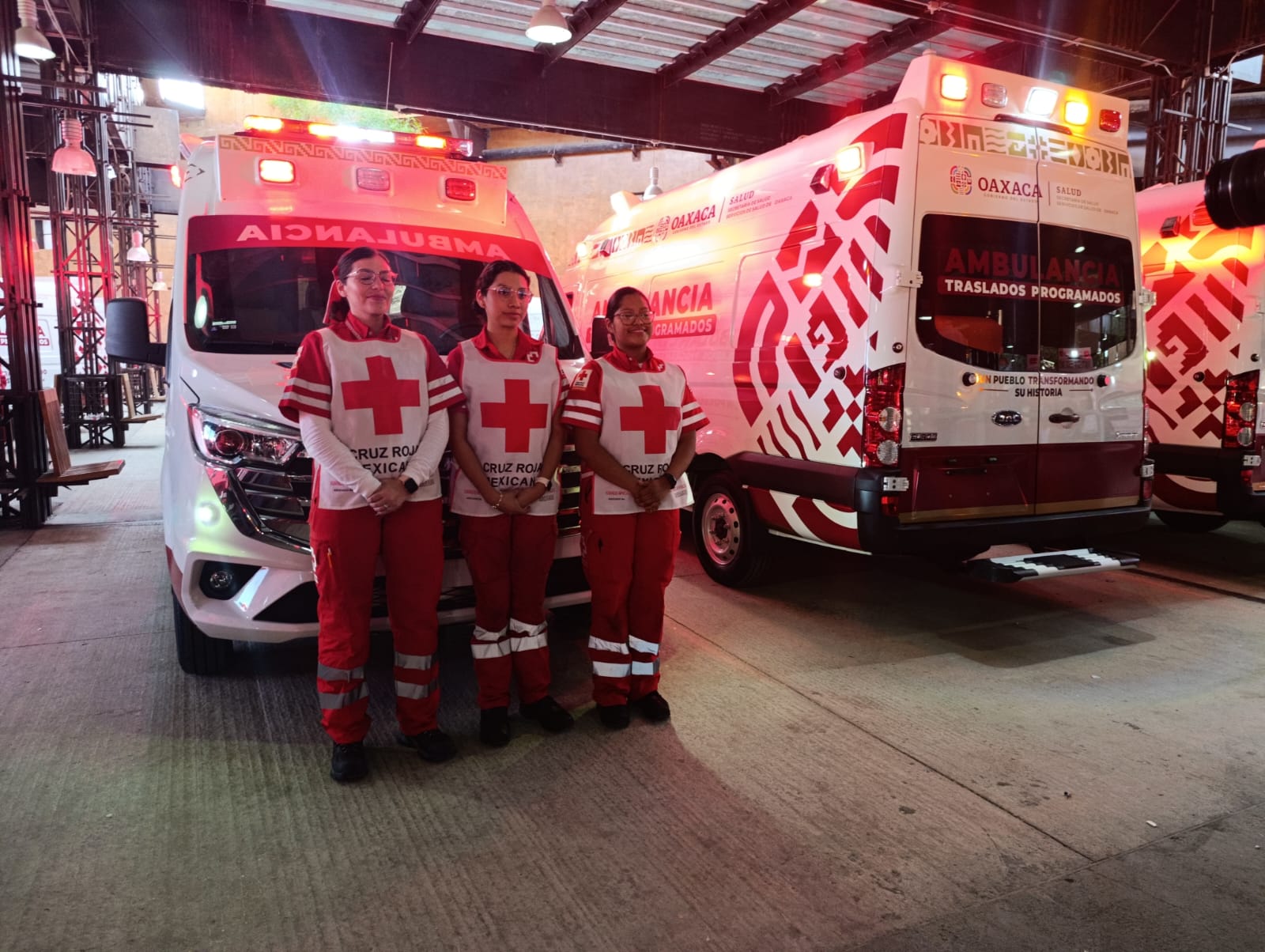 Entrega Gobierno de Oaxaca ambulancias a municipios y a la Cruz Roja