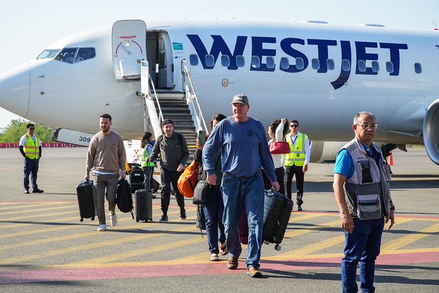 Puerto Escondido recibe por primera vez un vuelo directo desde Canadá: Sectur Oaxaca