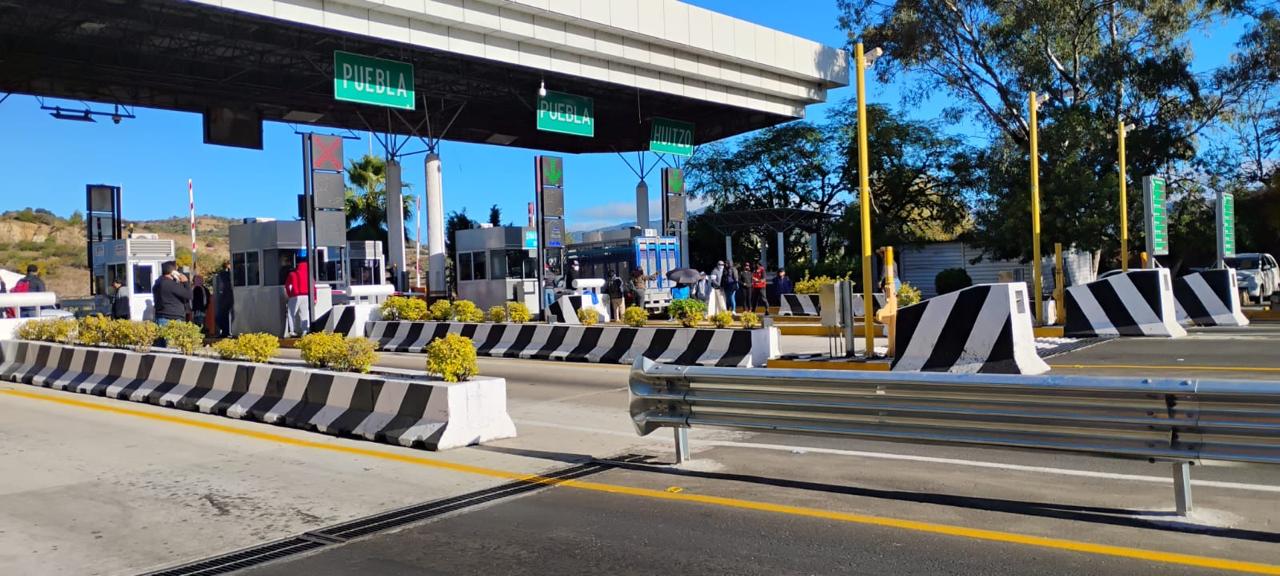 Afectados por el Decreto 24 instalan paso con cooperación en la caseta de Huitzo