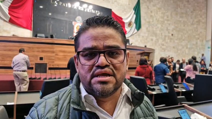 Ante cuestionamientos de la prensa, diputado Oliver López evade el fondo, promete comunicado y arremete otra vez contra medios