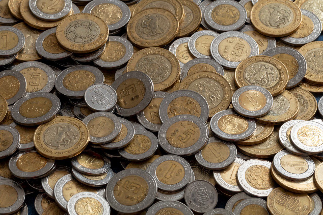 Fortalece peso su valor y conquista mínimo anual en 16 meses