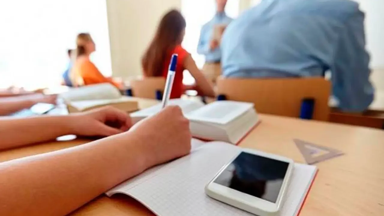 Proponen prohibir el uso de celulares en escuelas de educación básica de México