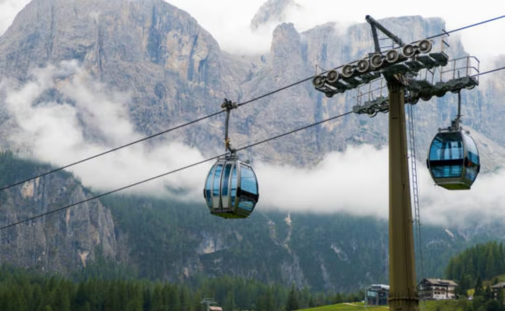 Rescatan a más de cien personas tras fallo en teleférico de los Alpes italianos
